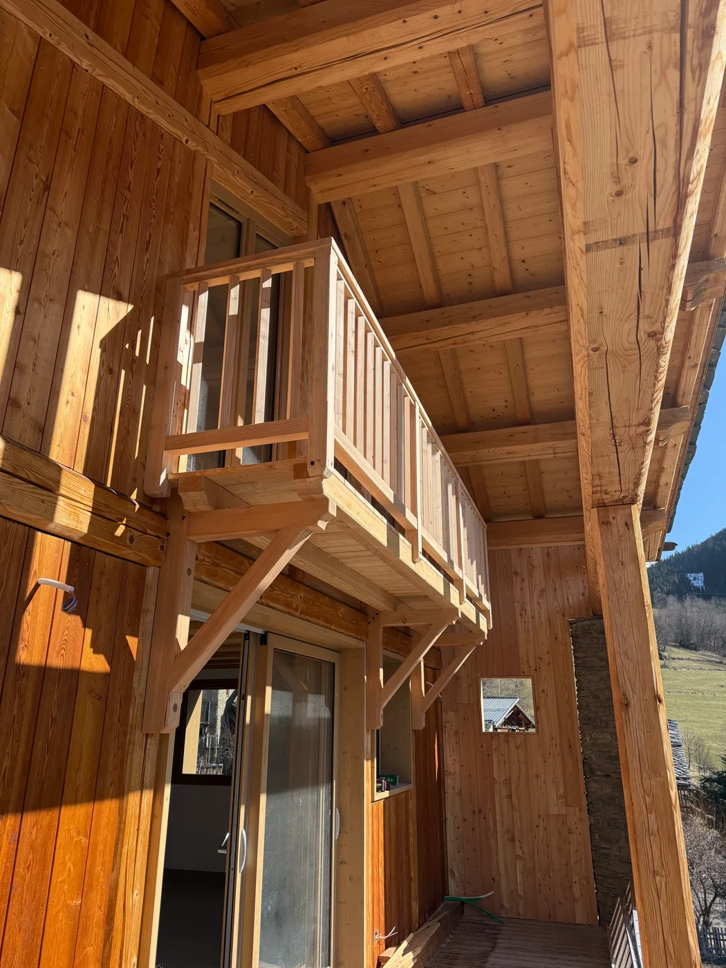 Balcon sur consoles en mélèze massif, Le Miroir