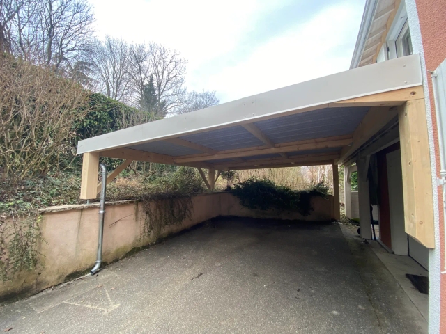 Carport en lamellé-collé avec toiture bac acier