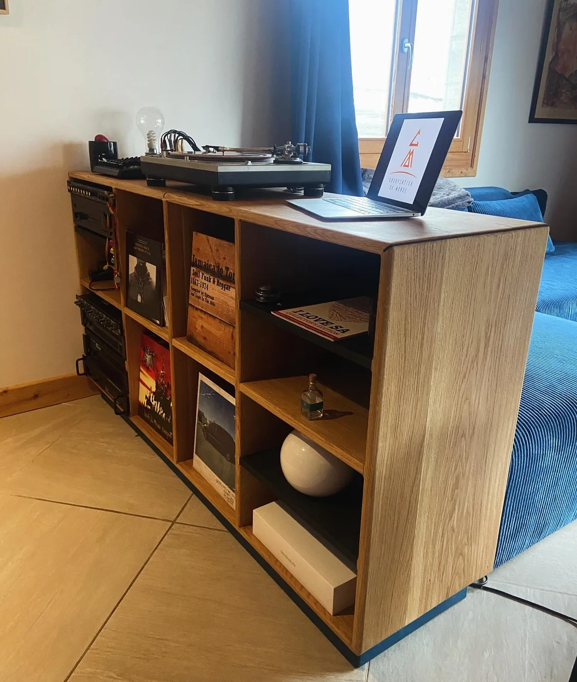 Meuble vinyle en chêne et Valchromat