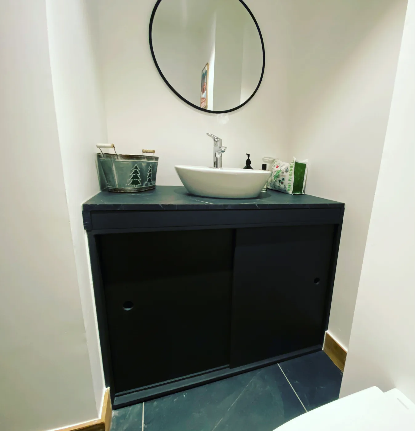 Placard salle de bain en Valchromat noir sur mesure, La Rosière