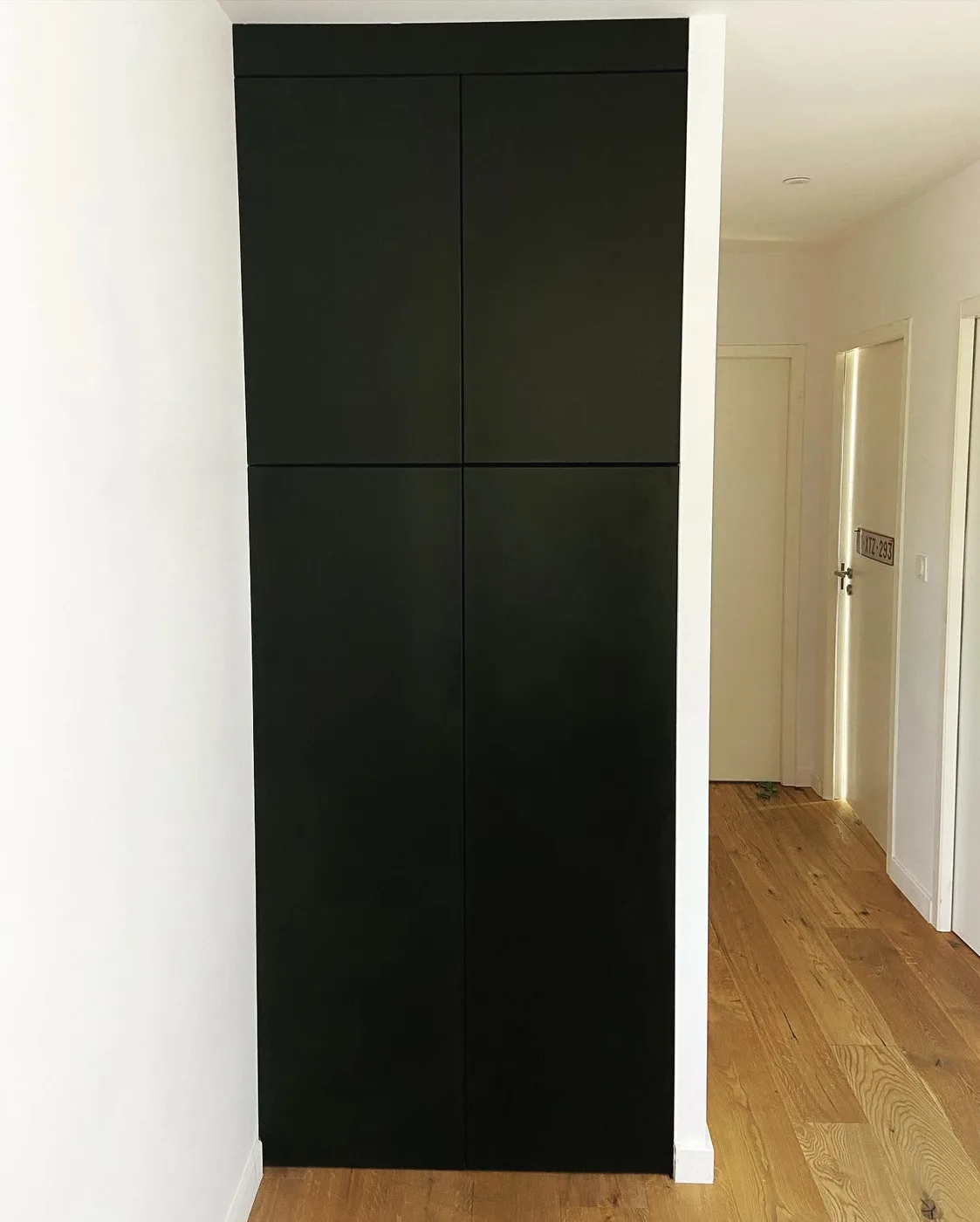 Placard sur mesure en Valchromat noir, finition huile Rubio