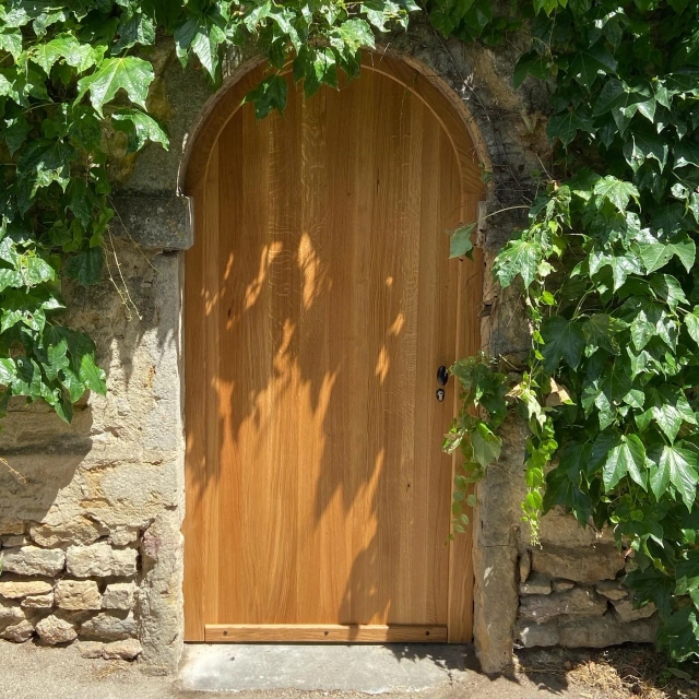 Porte cochère en chêne massif sur mesure