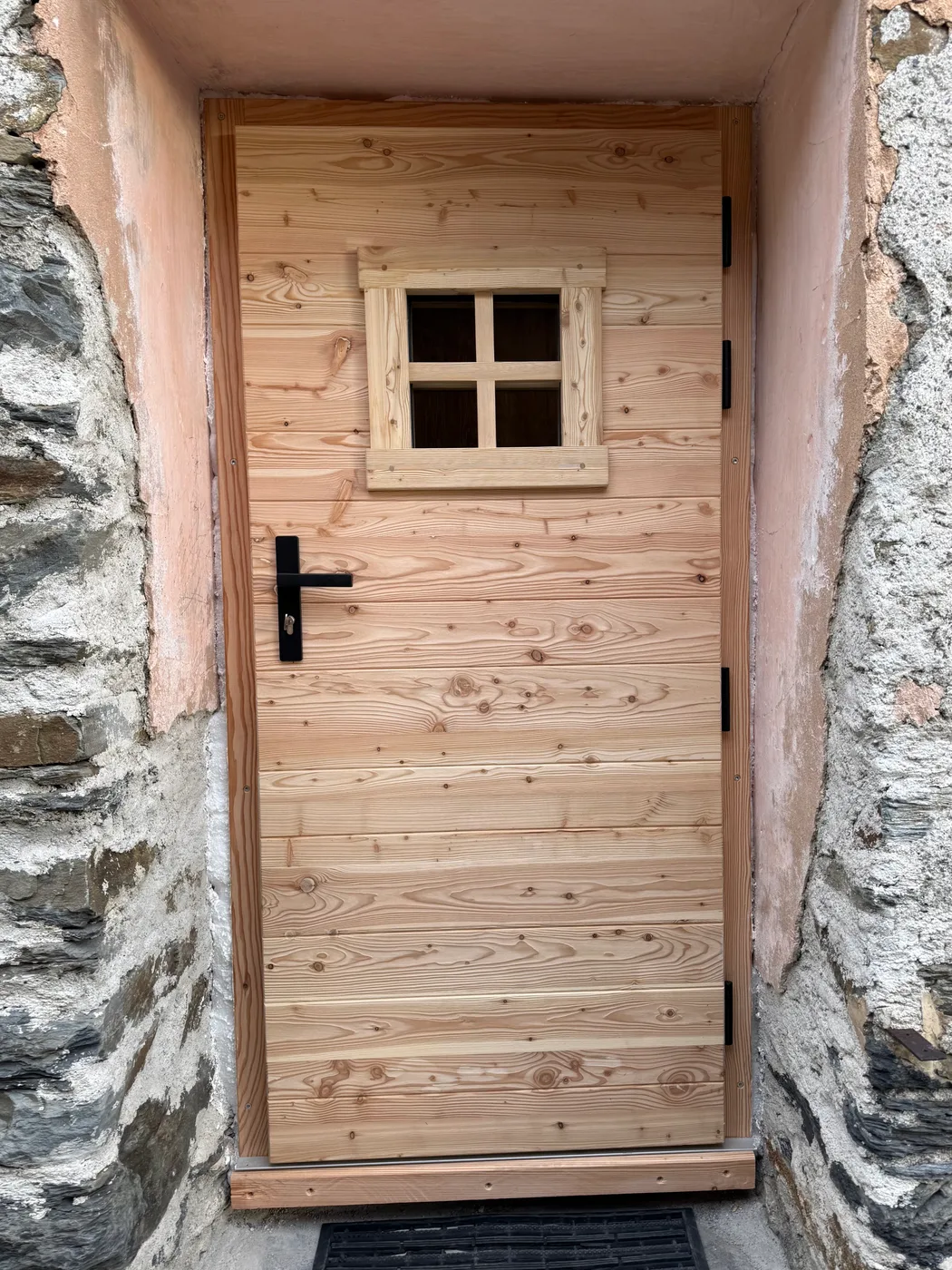 Porte d'entrée en mélèze massif