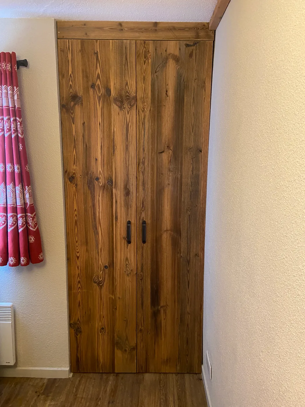 Portes de placard en trois-plis vieux bois brûlé, La Rosière
