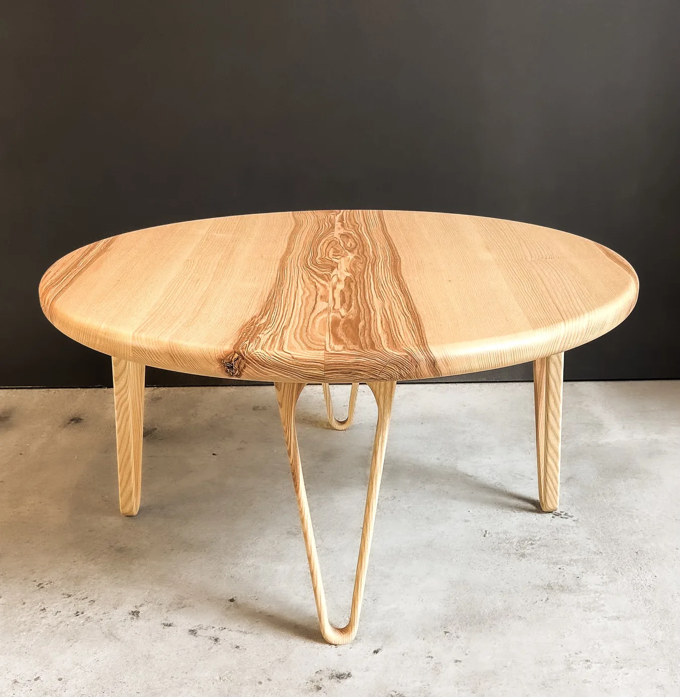 Table basse en frêne olivier