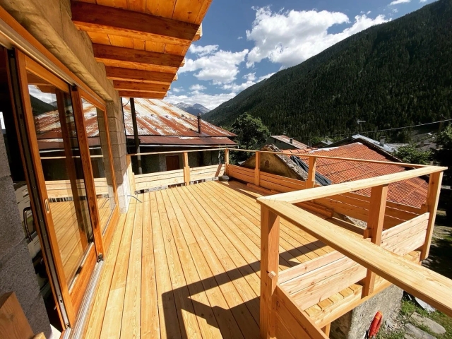Terrasse sur poteaux en mélèze, Le Breuil