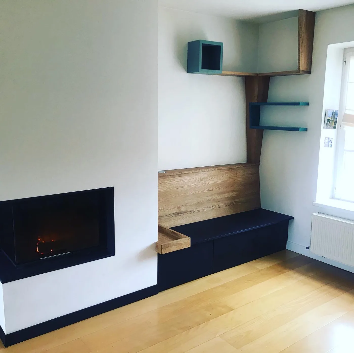 Aménagement intérieur sur mesure en chêne et Valchromat